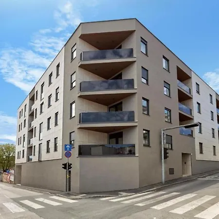 Noovi - With Private Parking Apartment