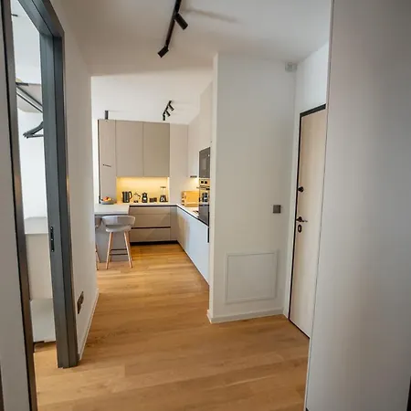 Noovi - With Private Parking Apartment *