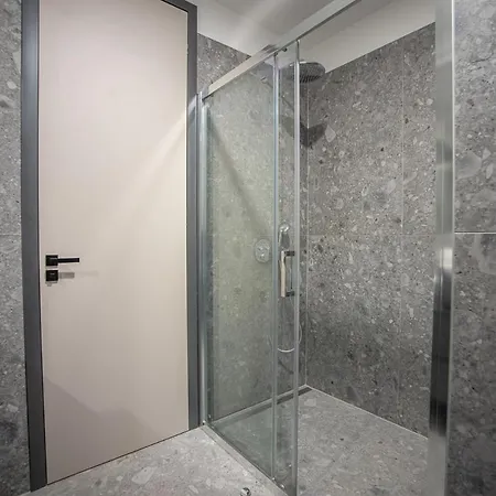 Noovi - With Private Parking Apartment