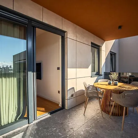 Noovi - With Private Parking *