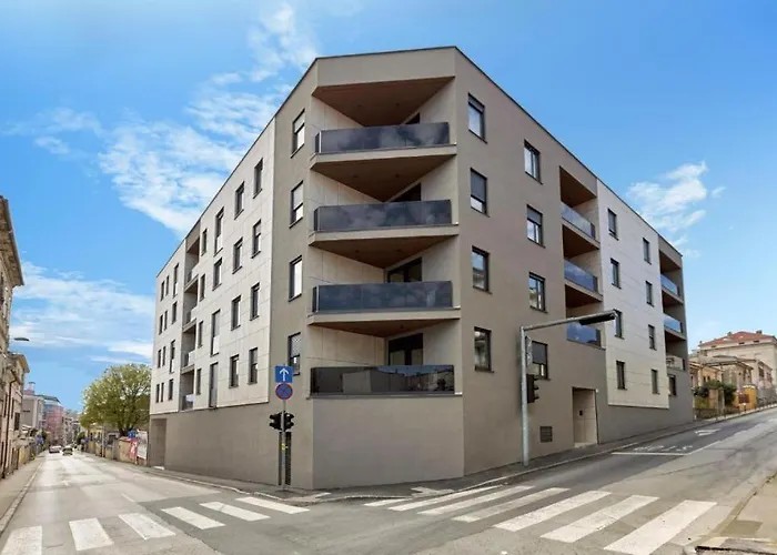 Noovi - With Private Parking Apartment